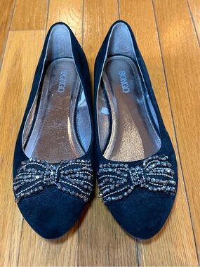 New BONGO Darrah Sz 8 black velvet ballet flats jeweled bow embellishments.